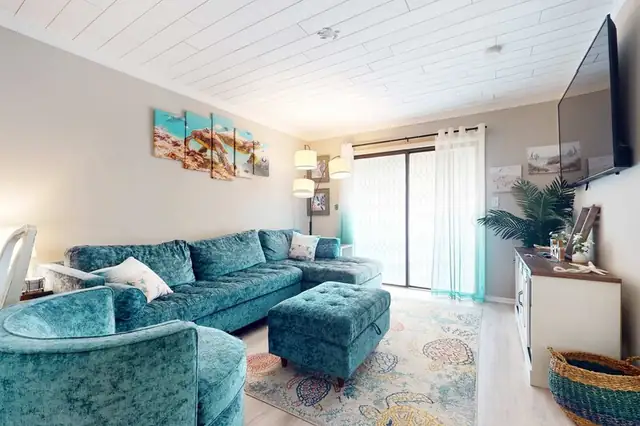 Living room at Fiddler’s Cove 6J